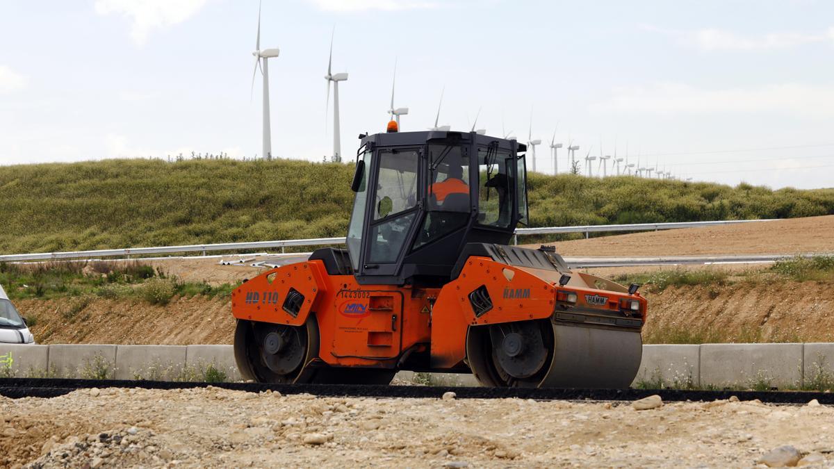 Trabajos de asfaltado en la obra de la autovía A-68 entre Gallur y Mallén.