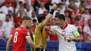 Lewandowski vio la amarilla nada más salir al campo en el Polonia - Austria.