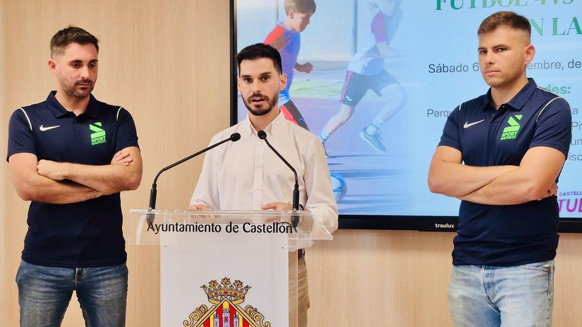 Cristian Ramírez, concejal de Juventud, junto a la representación de la empresa organizadora, Sport Madness.