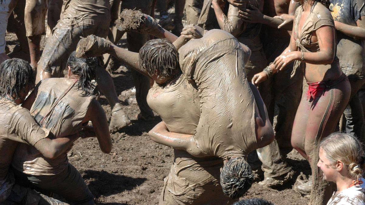 Personas de todas las edades celebran la Traída de Barro en La Atalaya, una de las tradiciones más populares de Santa Brígida que se recupera este año.