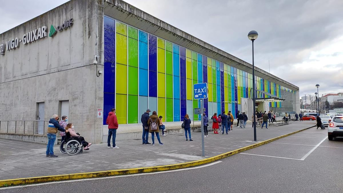 Cola ante la estación de tren de Guixar, en Vigo, esta tarde.