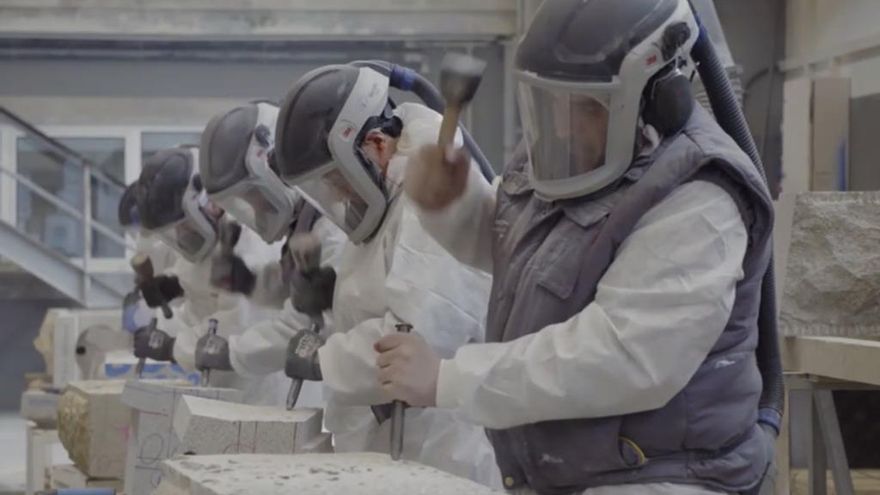 Un operario de PCM trabaja en enormes piezas para la Sagrada Familia. // PCM Granitos Moldurados/National Geographic