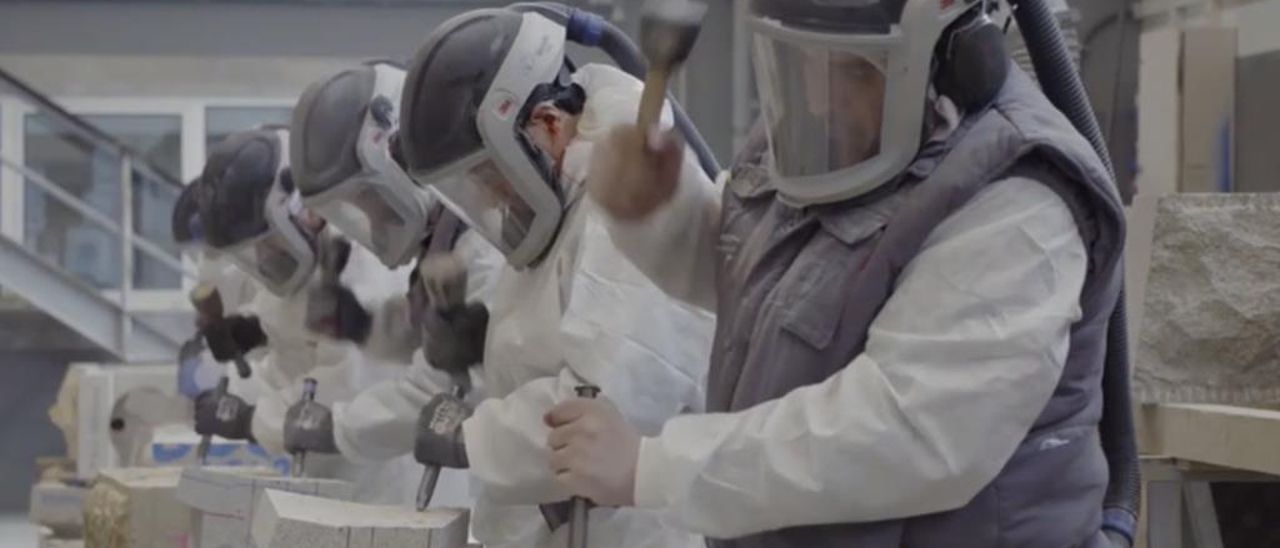 Un operario de PCM trabaja en enormes piezas para la Sagrada Familia. // PCM Granitos Moldurados/National Geographic