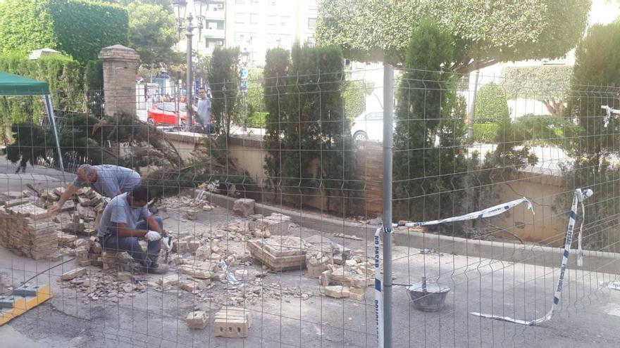 Obras en el muro del colegio Cervantes.