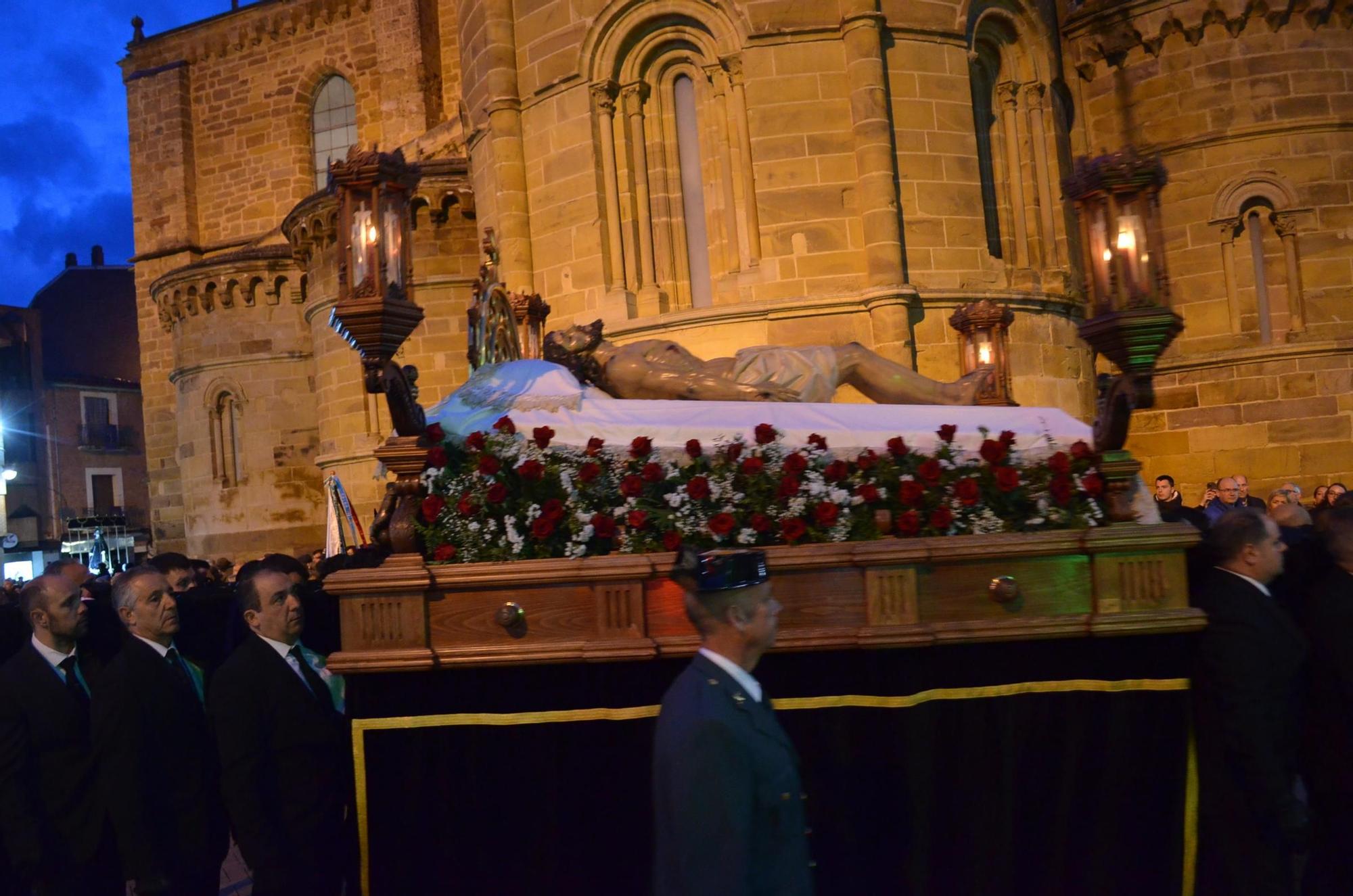 GALERÍA | Procesión del Santo Entierro de Benavente, en imágenes
