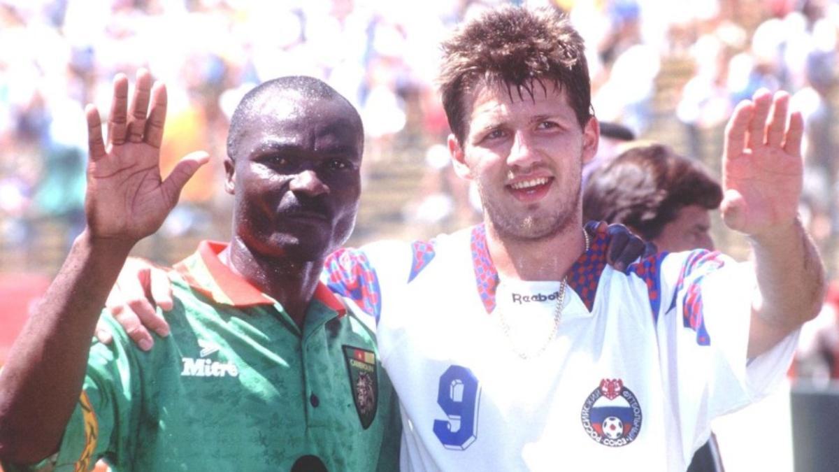Roger Milla y Salenko, tras medirse en EEUU'94