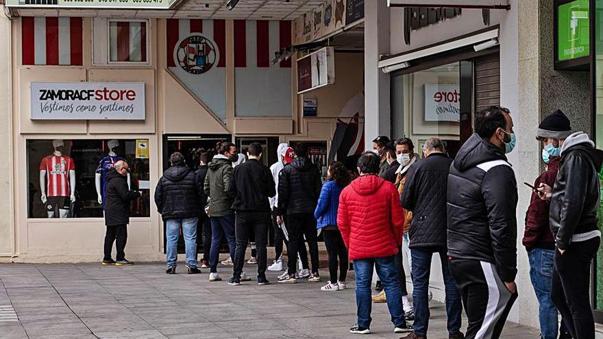 Tienda del Zamora CF, en la Plaza de Castilla y León. | Emilio Fraile