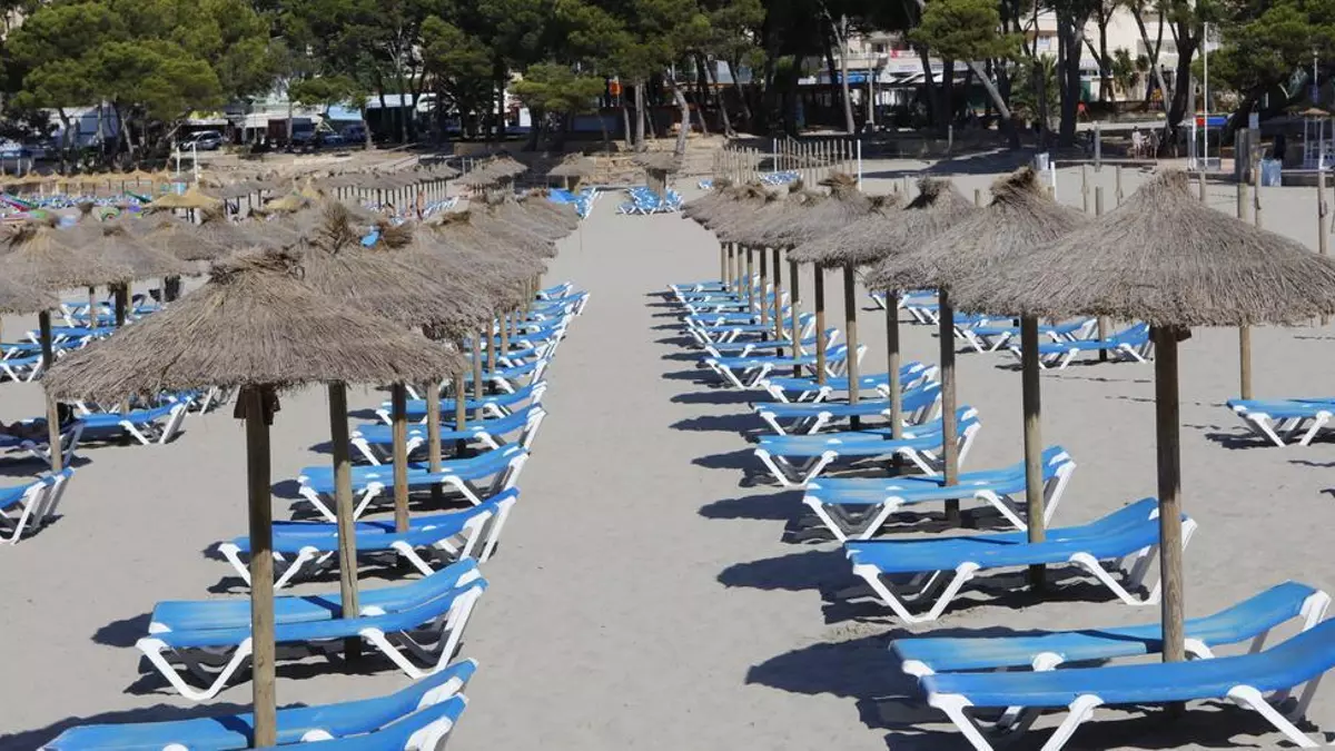 Esto es lo que cuestan las sombrillas y tumbonas en las playas de Mallorca