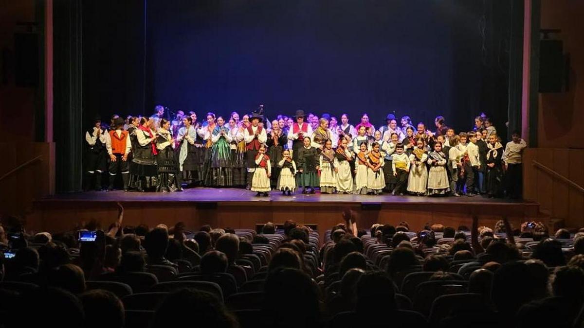 Foto de grupo del alumnado de la escuela de Tequexetéldere, el pasado domingo en el Teatro Principal de A Estrada.