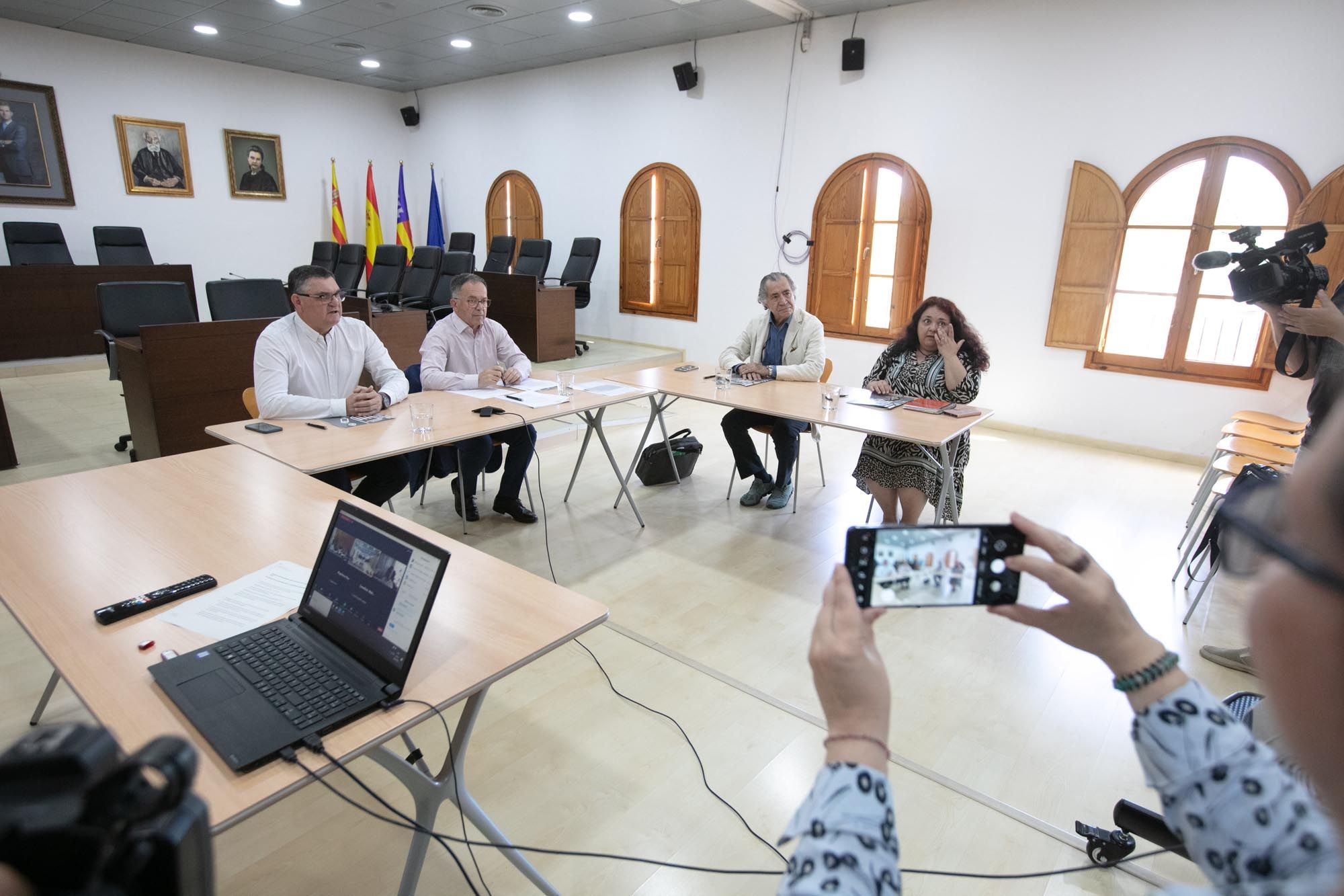 Reunión en el Ayuntamiento de Sant Josep sobre los Apartamentos Don Pepe