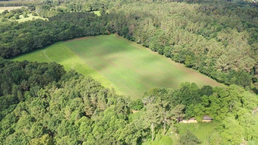 Imagen aérea de la parcela de la localidad lalinense de Prado en la que la empresa francesa Huttopia construirá un glamping