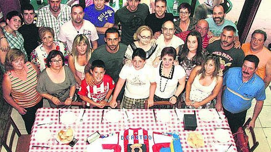 Diego Castro, con los componentes de su peña rojiblanca, ayer, en la sede de La Calzada.