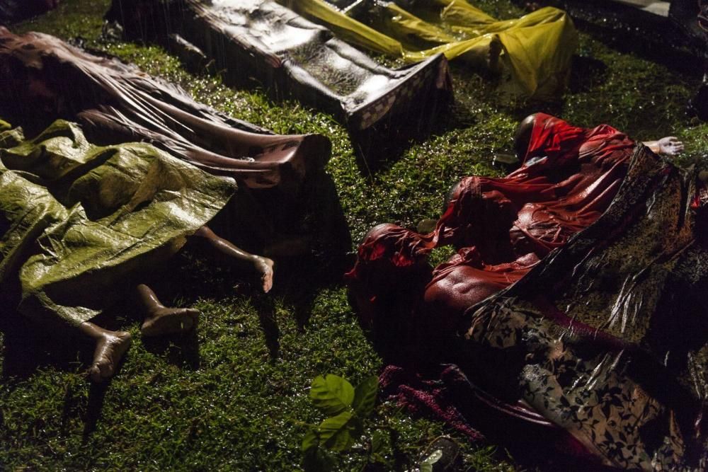 Los cuerpos de los refugiados Rohingya se disponen después de que el barco en el que intentaban huir de Myanmar se hundiera a unos ocho kilómetros de la playa de Inani, cerca de Cox's Bazar, Bangladesh. Alrededor de 100 personas estaban en el bote antes de zozobrar. Hubo 17 sobrevivientes.