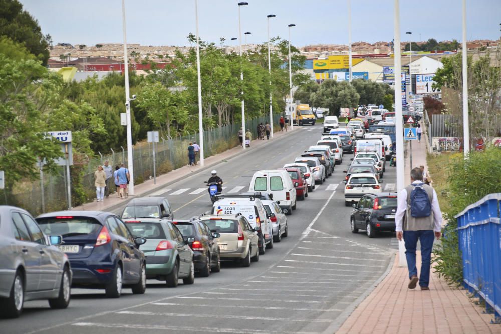 El nuevo recinto para el mercadillo de Torrevieja de los viernes se estrenó con una gran afluencia de usuarios, lo que provocó problemas de tráfico y falta de autobuses de transporte.