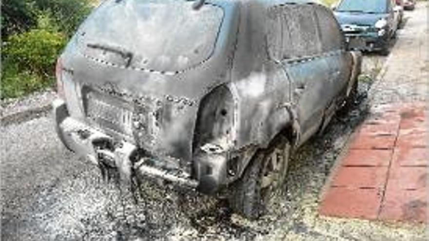 El vehicle va cremar totalment per la part del darrere.