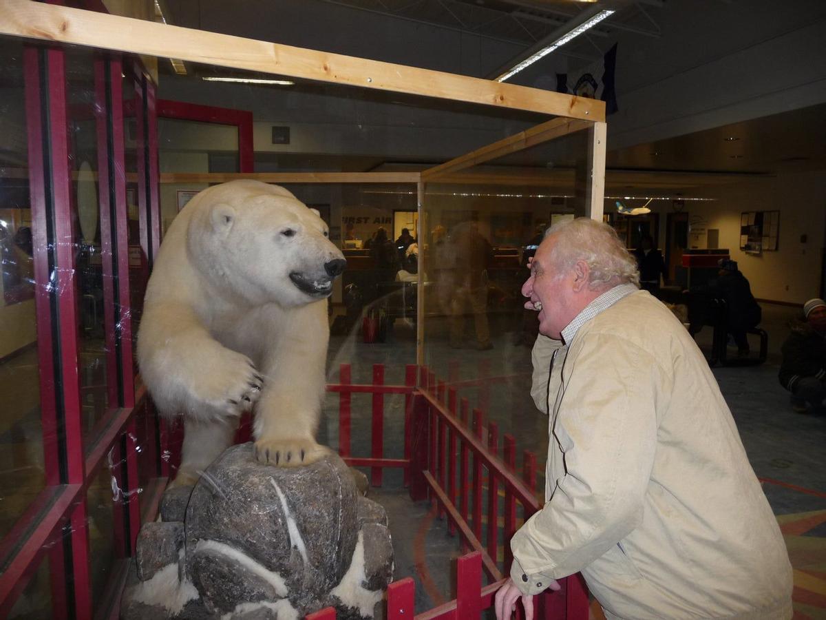 Javier Reverte con un oso blanco