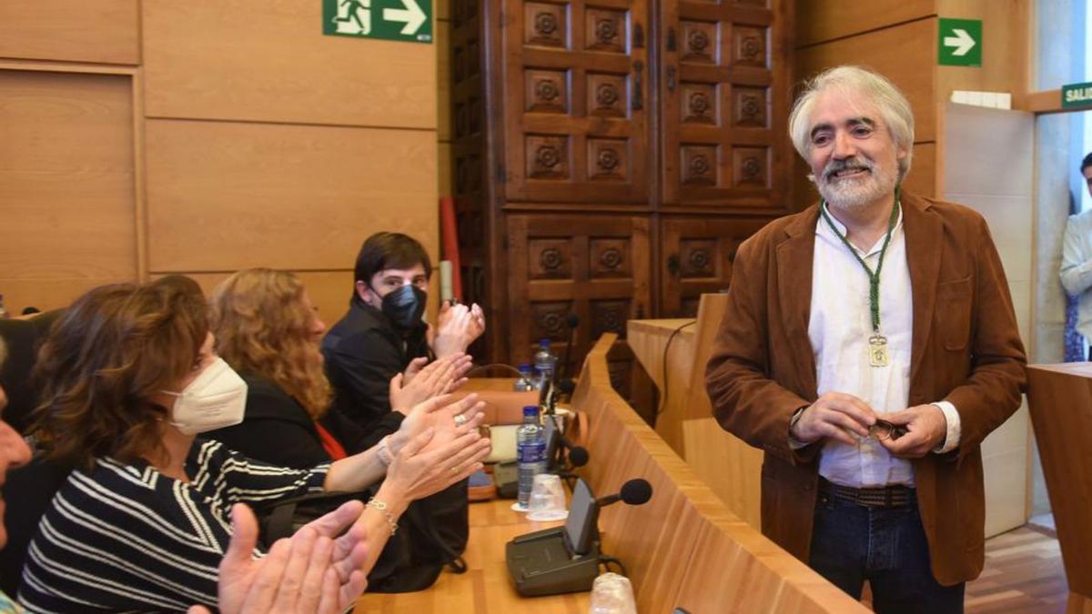 Cristóbal Lapuerta recoge la medalla de edil de Siero entre aplausos. | A. S. 