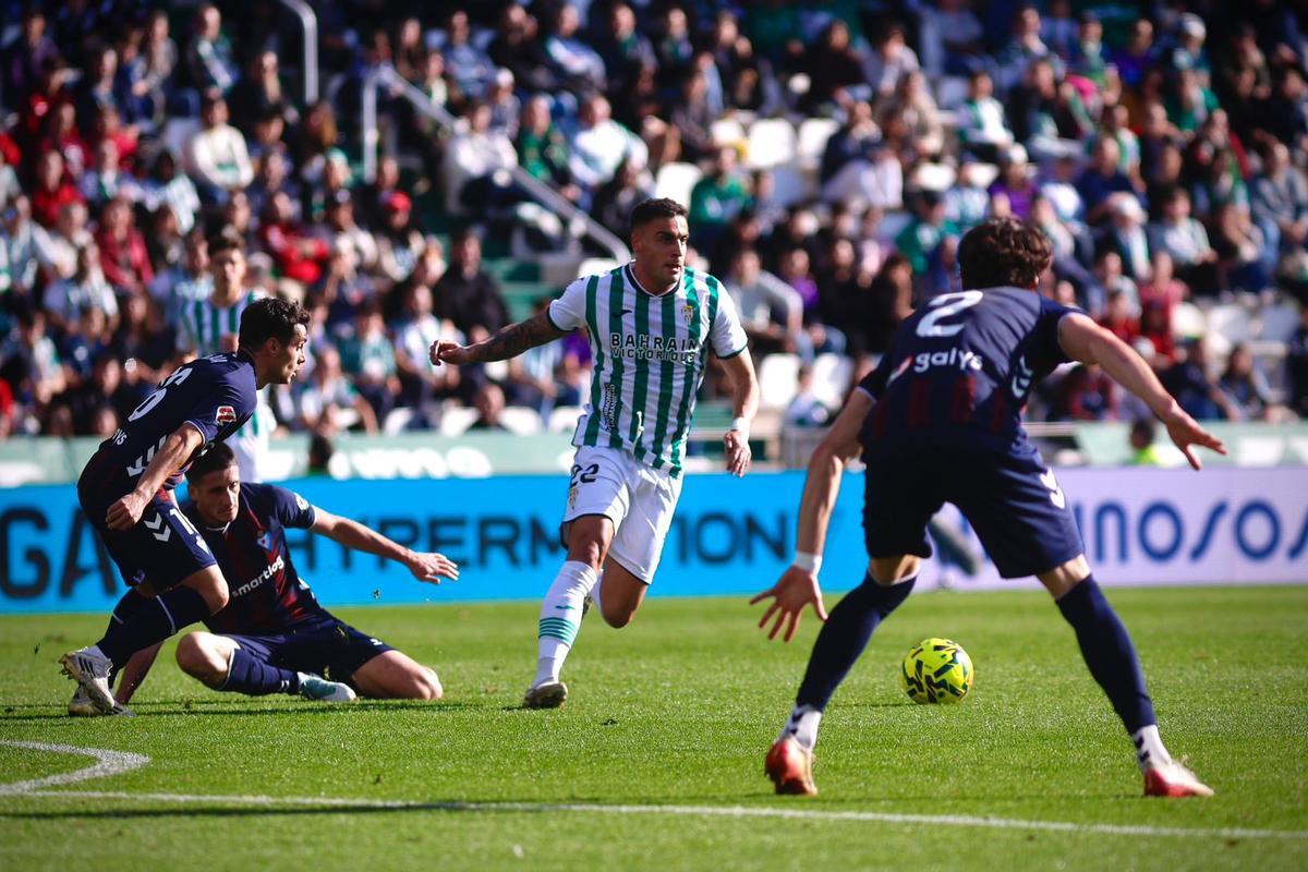 Carlos Isaac se suma al ataque durante un lance del Córdoba CF-Eibar.