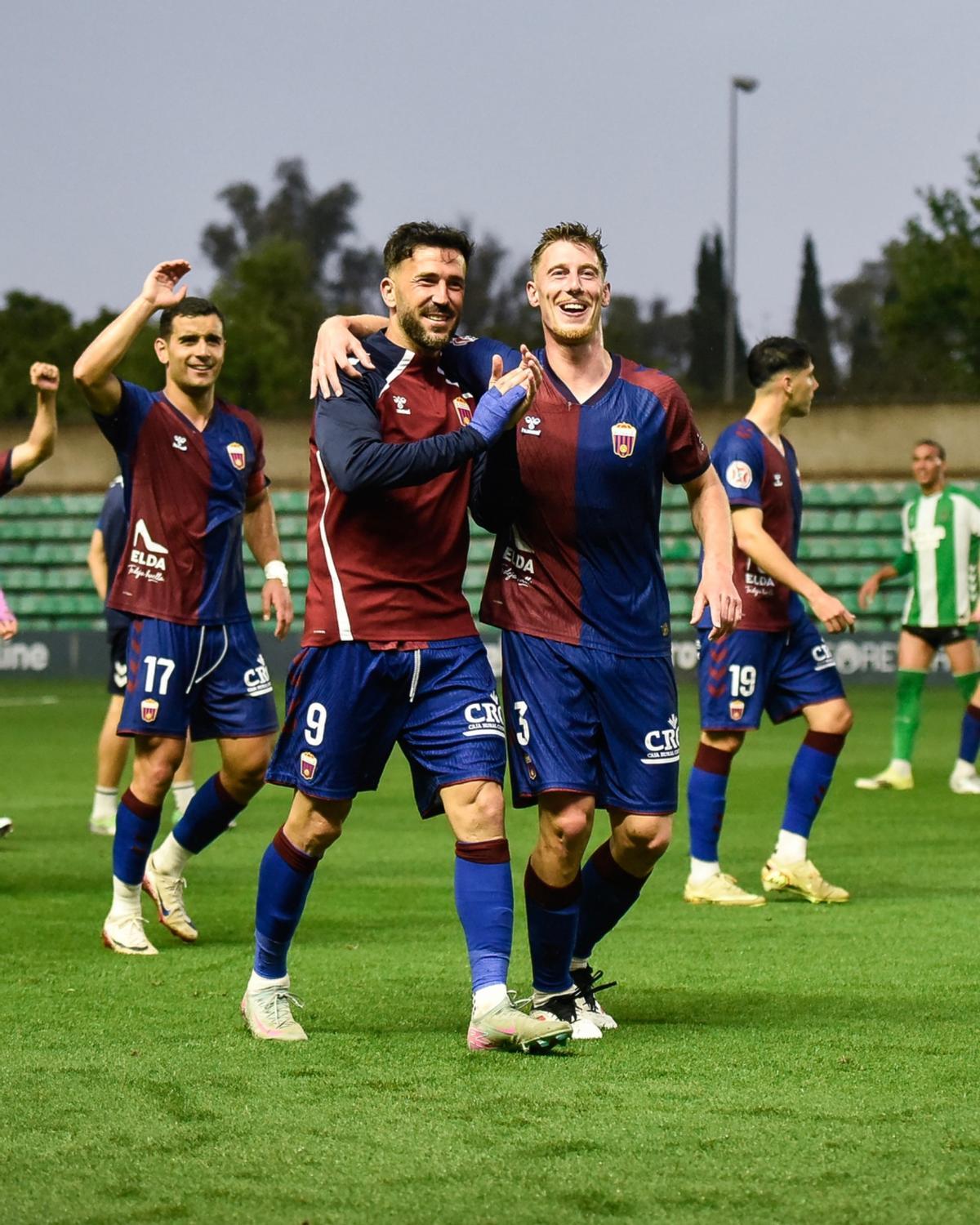 Dioni se abraza con Floris Smand, tras la victoria en Sevilla.
