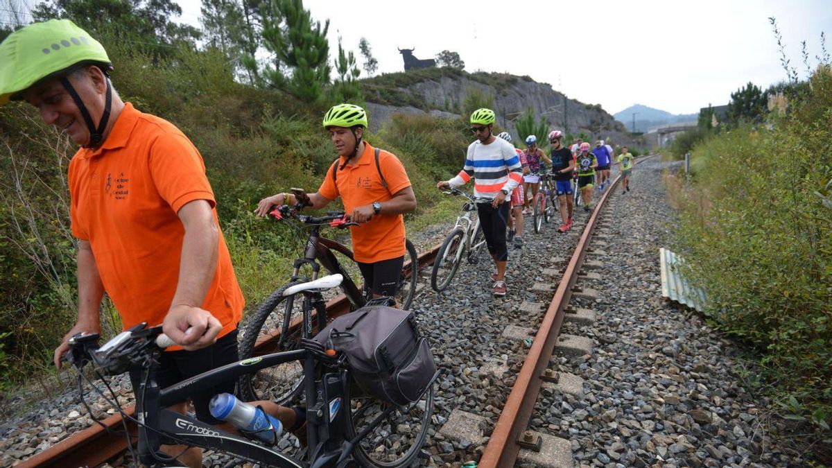 Unos ciclistas durante una marcha para reclamar la vía verde entre Arcade y Pontevedra.