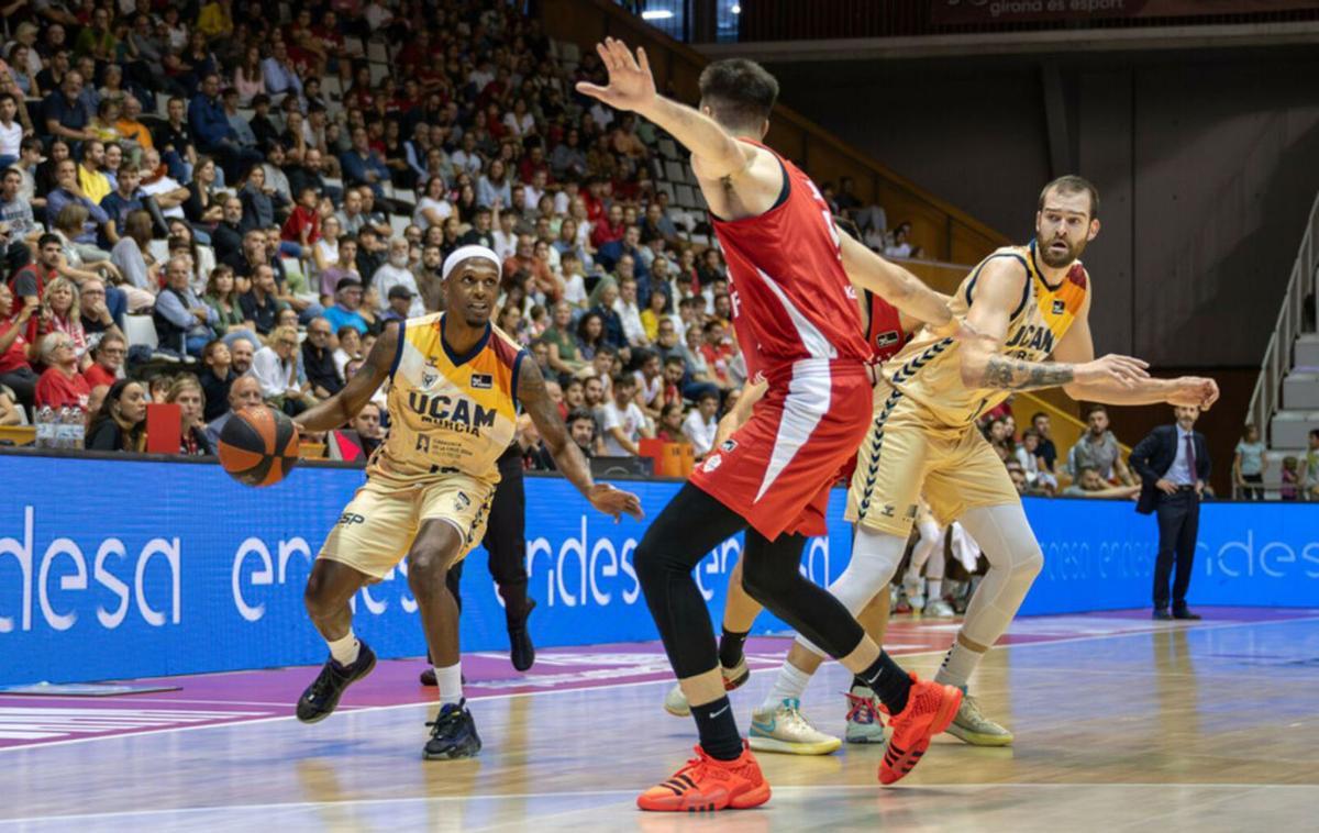 Thad McFadden, del UCAM Murcia CB, durante el encuentro ante el Bàsquet Girona.  | ACB PHOTO / S. GERONÈS