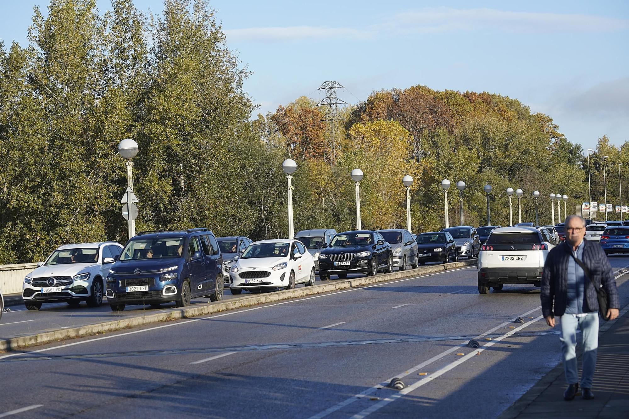 Imatges de les cues després què una motorista resultés ferida en accidentar-se a tocar del pont de Fontajau a Girona