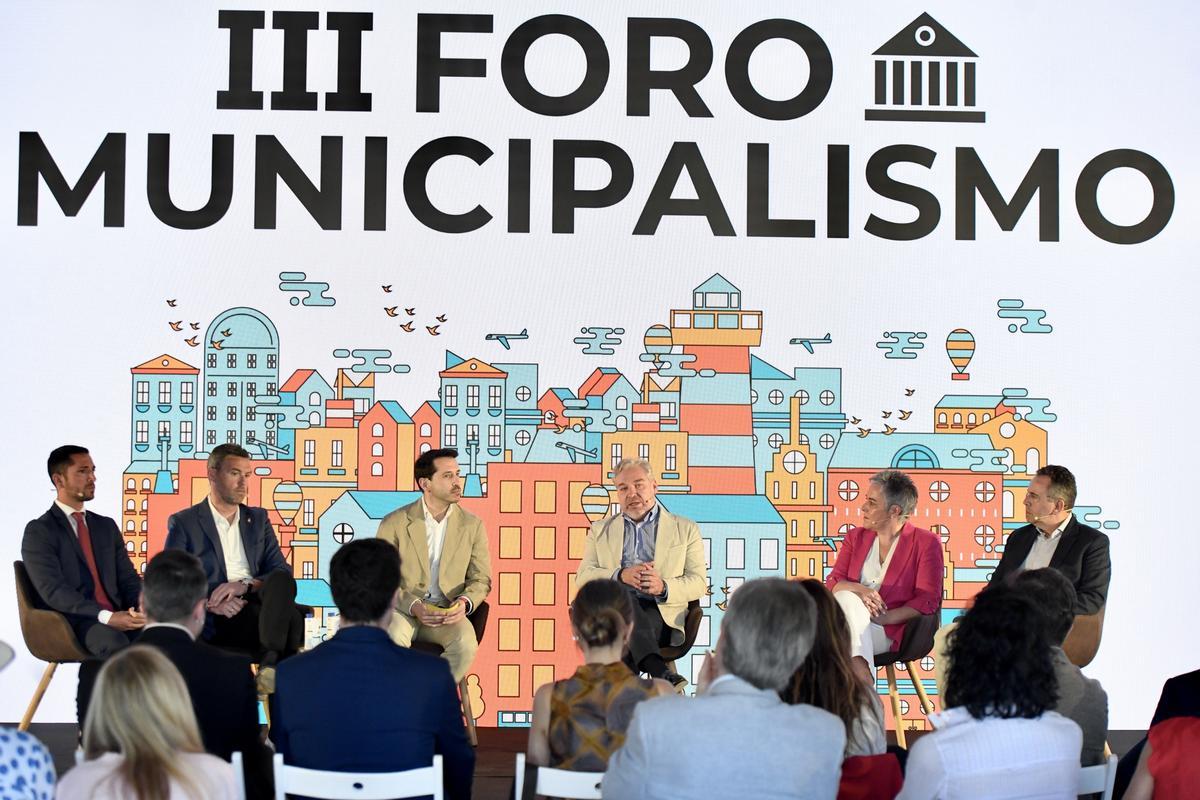 Teresa García, junto a otros regidores muncipales, en una de las mesas del Foro Municipalismo
