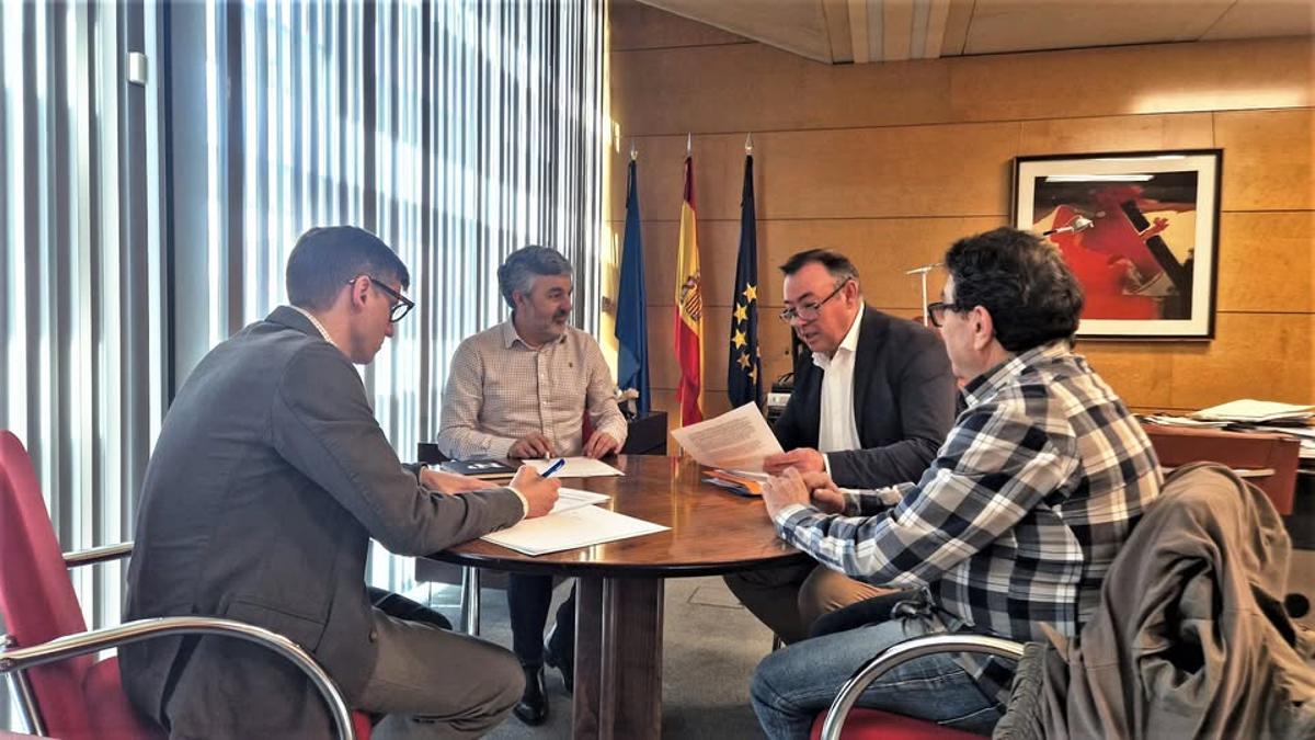 Por la izquierda, Guzmán Castro, Alejandro Calvo, José Luis Trabanco y Chema González Beovidez, este martes, durante su reunión en Oviedo.