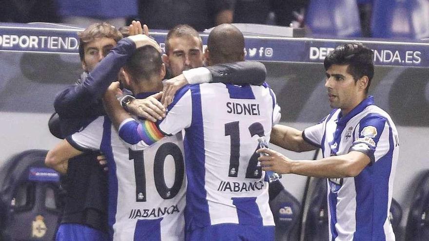 Andone celebra el tercer gol en el banquillo con Mosquera, Sidnei, Garitano y Juanfran.