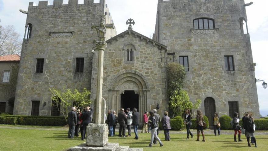 Visitantes a la entrada del pazo de Meirás. |   // VÍCTOR ECHAVE.