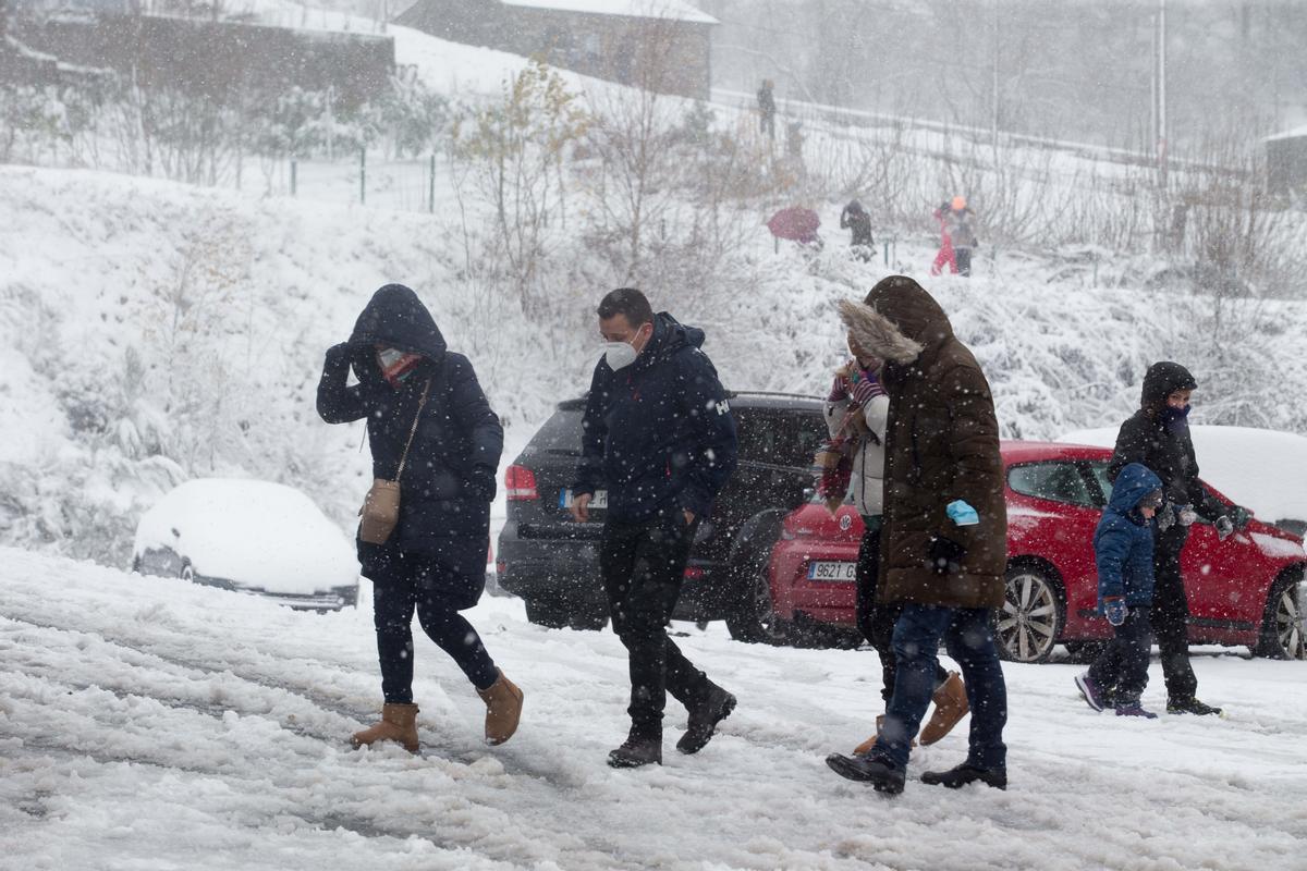 Un grupo de personas camina por una vía nevada este miércoles en Lugo.