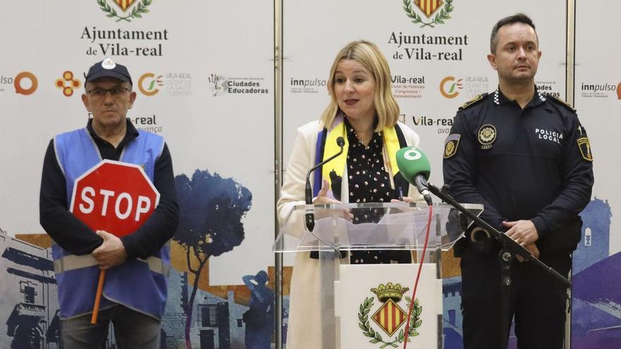 La concejala de Seguridad de Vila-real, Silvia Gómez, ha presentado la iniciativa de patrullas escolares junto al inspector de la Policía Local Alfonso Monfort y el policía jubilado y voluntario de las patrullas, Tàfol Barberà.