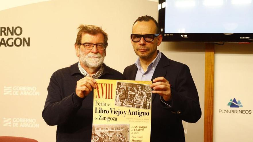 Pablo Parra, presidente de la Asociación de Libreros de Viejo y Antiguo de Aragón, y Pedro Olloqui, director general de Cultura del Gobierno de Aragón, este lunes, en la presentación de la decimoctava edición de la feria.