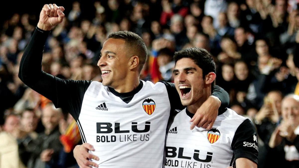 Rodrigo y Guedes se abrazan celebrando un gol