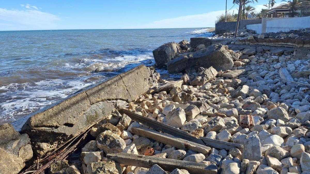 El temporal redujo a escombros robustos muros de primera línea; los cascotes siguen esparcidos