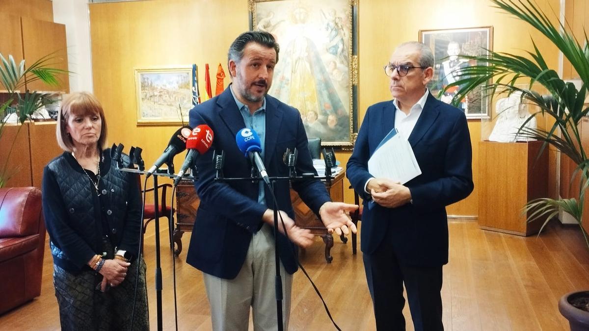 Ruz, dando explicaciones del PEF