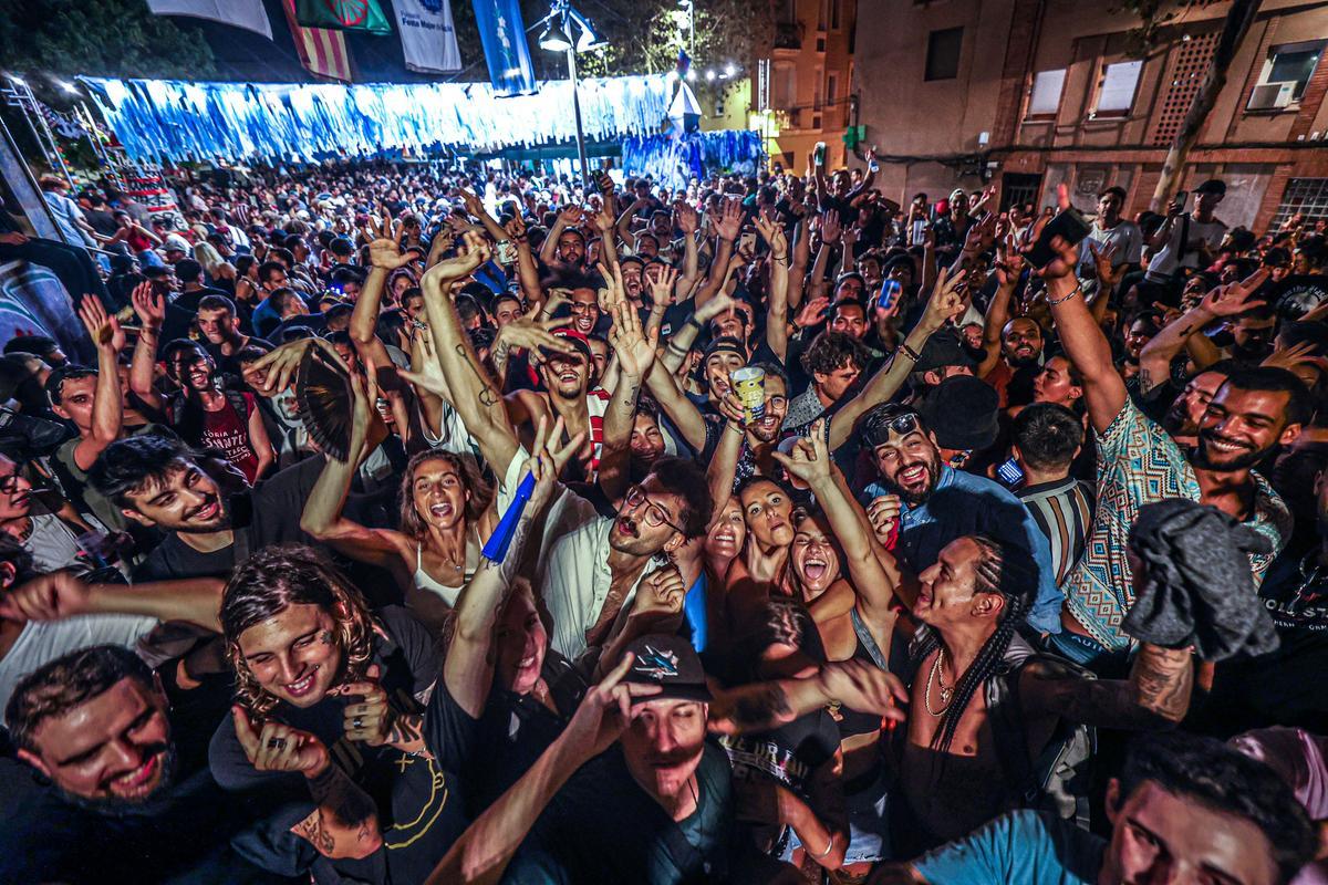 El botellón masivo resiste en la madrugada de las fiestas de Gràcia