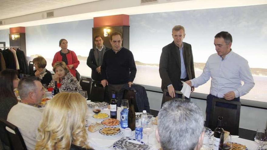 Valeriano Martínez y Alfonso Rueda, junto a Manuel Freire, a su llegada al restaurante. // Santos Álvaerz