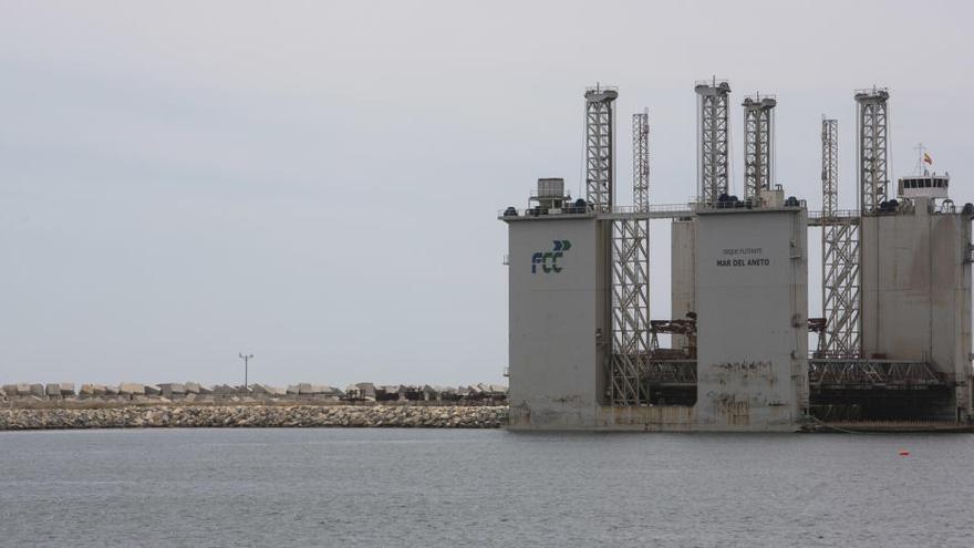 Plataforma Mar de Aneto, fondeada en el muelle 19 del Puerto de Alicante