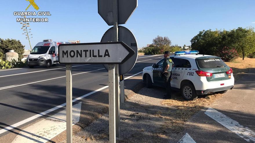 Detenido por lanzar la bici contra los coches en el centro de Montilla para pegar y robar a sus ocupantes