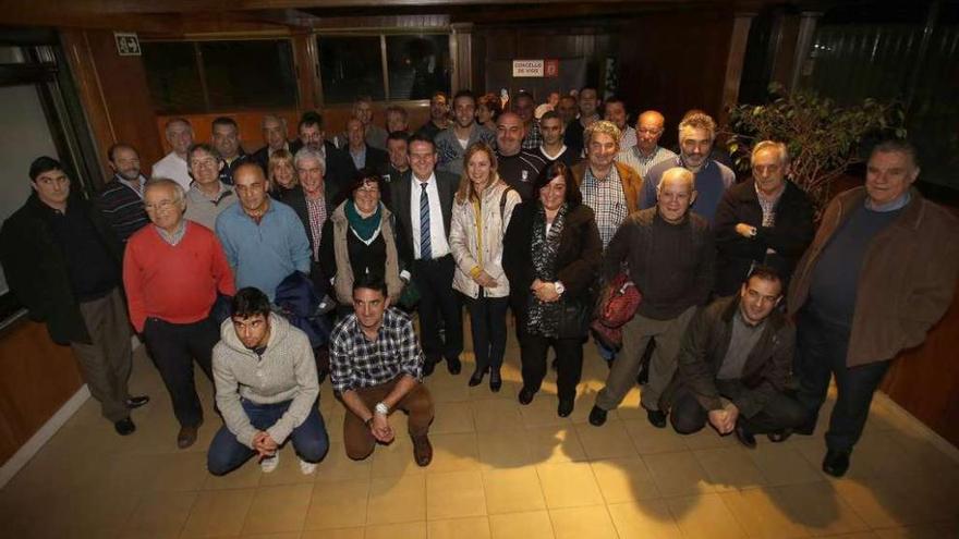 Abel Caballero y Manel Fernández, con los representantes de los clubes, ayer en Alcaldía. // R. Grobas