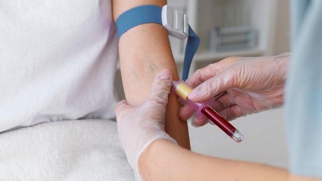 Un sanitari realitza una anàlisi de sang
