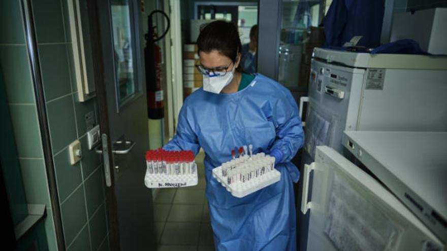 Una técnico de laboratorio del Hospital de La Candelaria saca muestras de posibles pacientes de Covid-19 de la nevera para proceder a su diagnóstico.