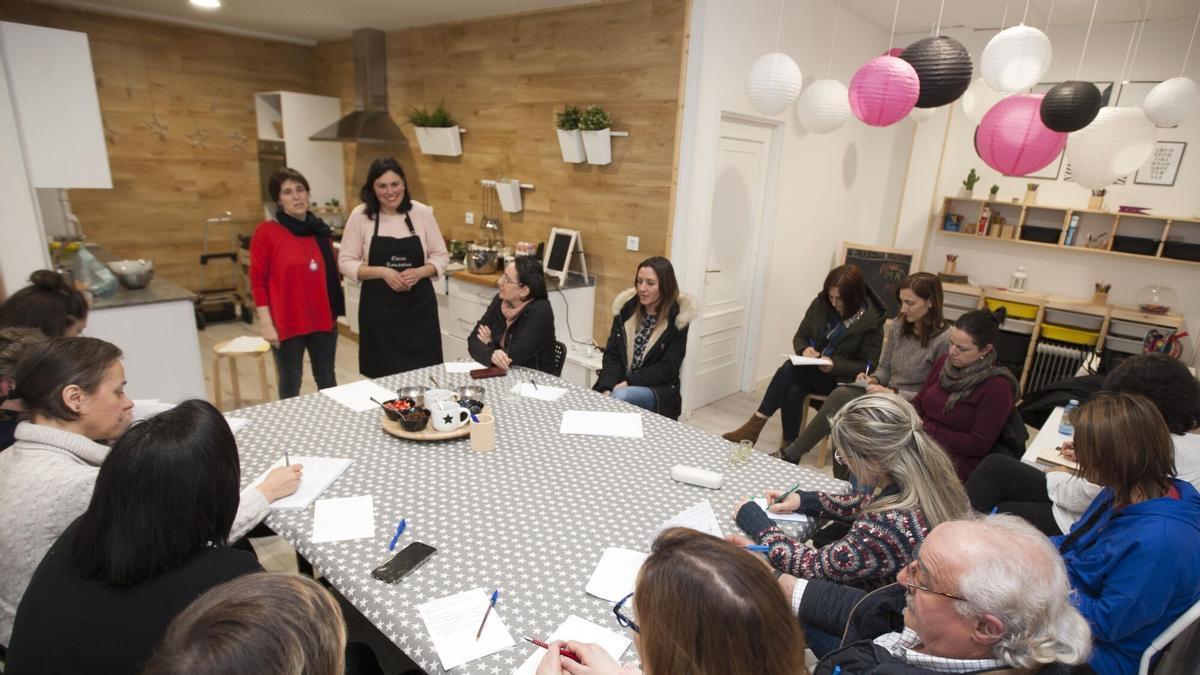 La terapeuta Sonia Carbón, de rojo, y Montse Fernández en una formación sobre alimentación saludable.