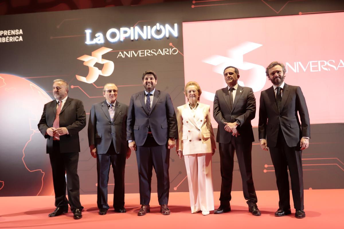 José Alberto Pardo, Javier Moll, Fernando López Miras, Arantza Sarasola, José Antonio Serrano y Aitor Moll, de izquierda a derecha, durante la clausura del acto.