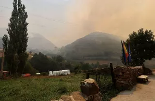 Así están siendo los trabajos de extinción del incendio en Genestoso