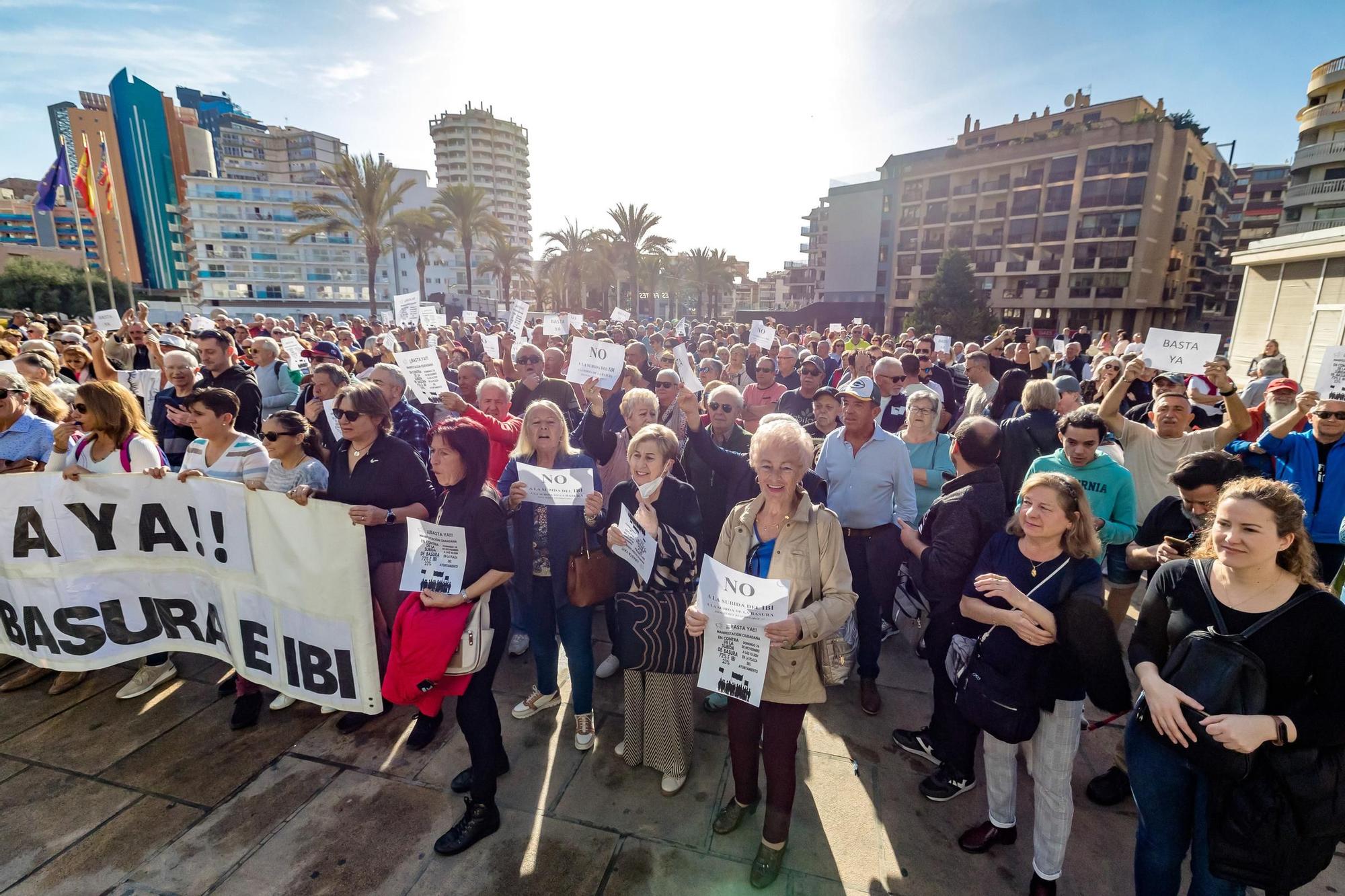 Vecinos de Benidorm se manifiestan en contra de la subida de impuestos de IBI y de la recogida de basuras.