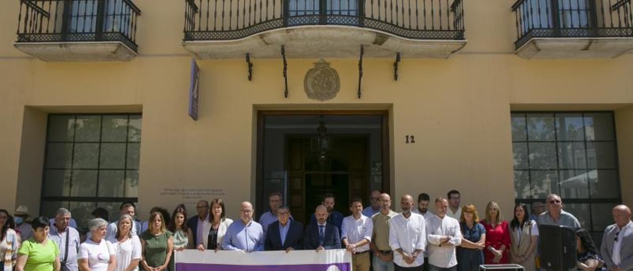 Concentración de repulsa a las puertas del Ayuntamiento de Vélez-Málaga, después del asesinato de una mujer este domingo. | L. O.