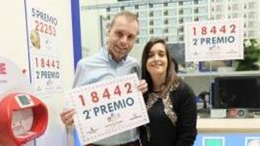 Sergio Díez y Natalia López han vendido el segundo premio en Siero (Asturias).