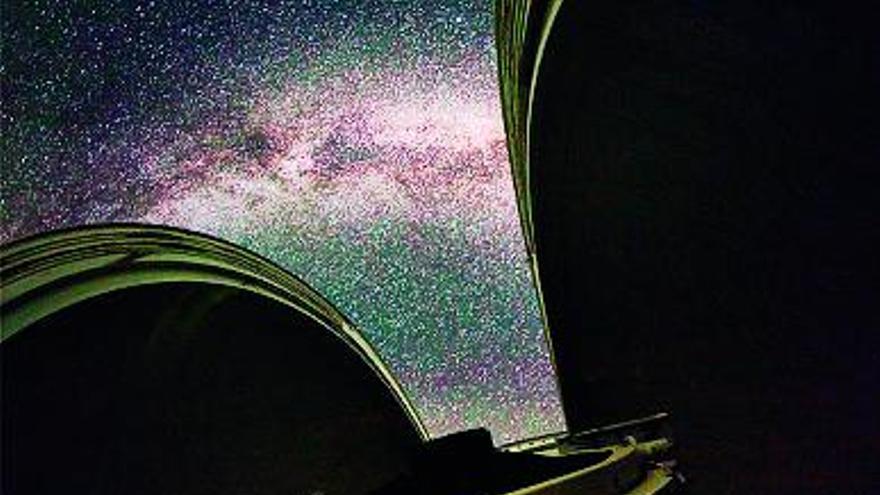 A la izquierda, la Vía Láctea vista desde el interior de la cúpula del telescopio William Herschel .